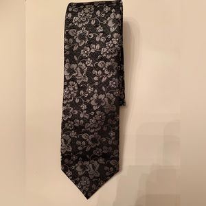 Black white grey floral tie by John Henry.   Gorgeous necktie.   3 in width
